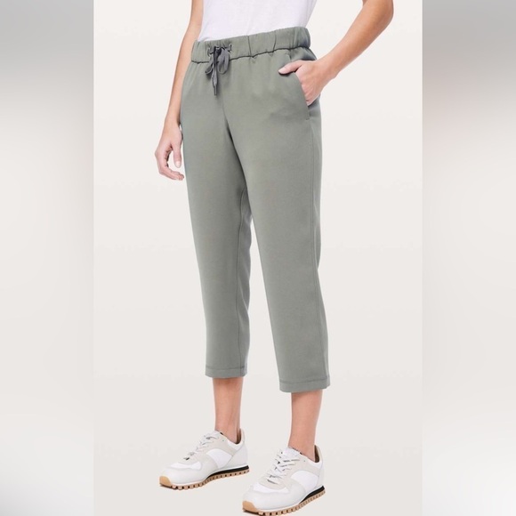 Lululemon On The Fly Crop *Woven 23"
Grey Sage size 6 - Picture 10 of 11